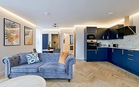 Modern Apartment In Town Centre